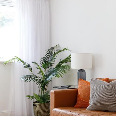 Beachside Retreat 2-Bedroom Gem With Free Private Parking & Outdoor Space Brighton Kültér fotó