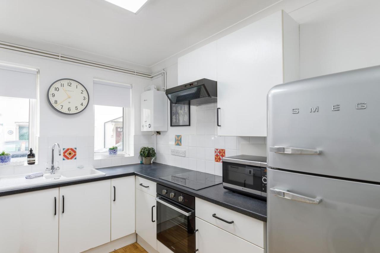 Beachside Retreat 2-Bedroom Gem With Free Private Parking & Outdoor Space Brighton Kültér fotó