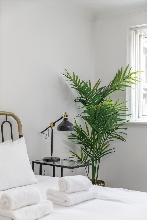 Beachside Retreat 2-Bedroom Gem With Free Private Parking & Outdoor Space Brighton Kültér fotó